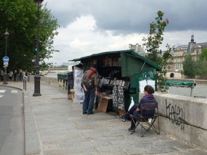 Kiosk am Seine-Ufer in Paris